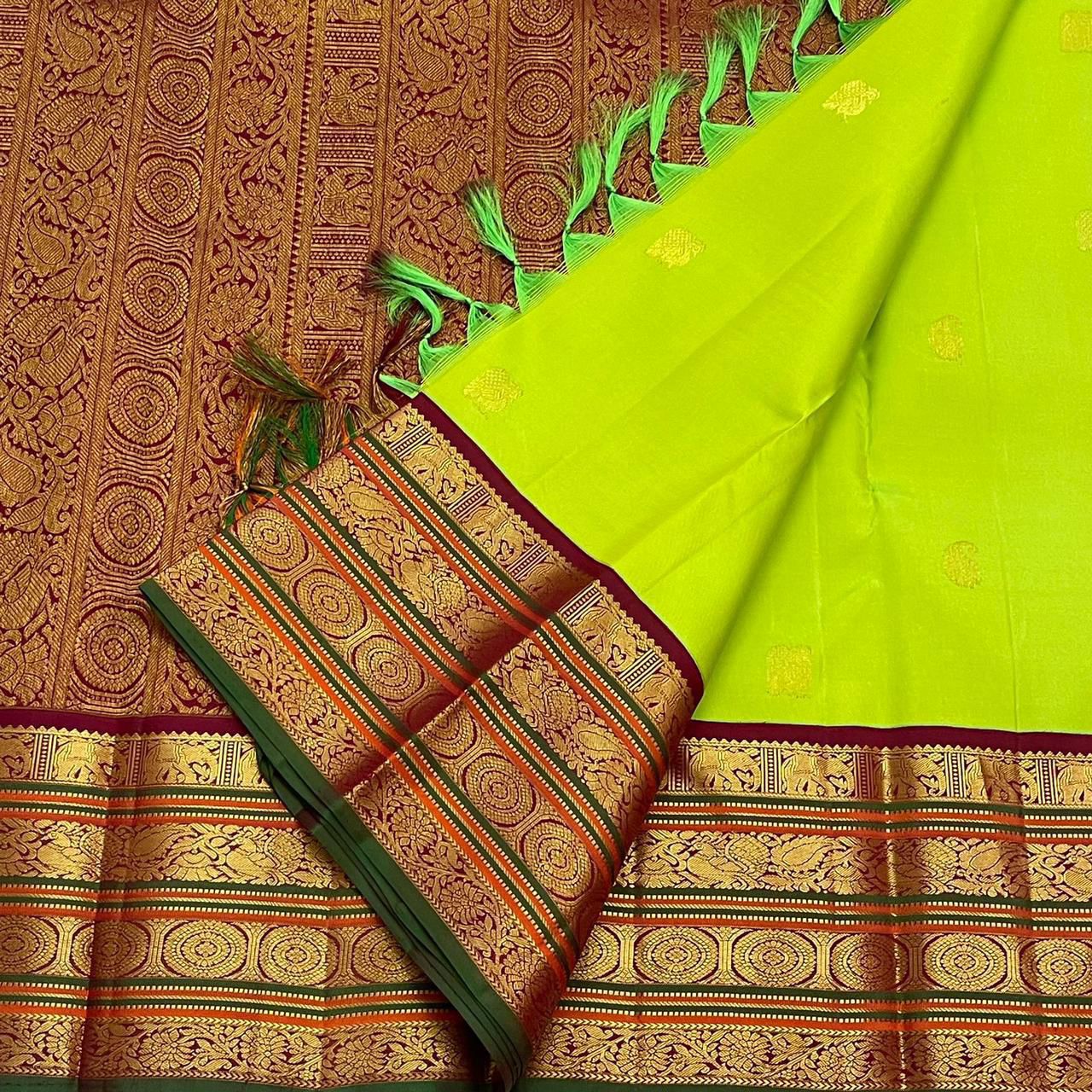 Lime Glow Korvai
Pure Kanchipuram Silk Saree – Lime Green Body with Gold Zari Buttas
Contrast Maroon Korvai Borders with Intricate Zari Motifs
Grand Maroon Zari Pallu with Heritage Weave and Hand-Knotted Tassels
Silk Mark Certified ✅ | Fall & Pico Done ✅