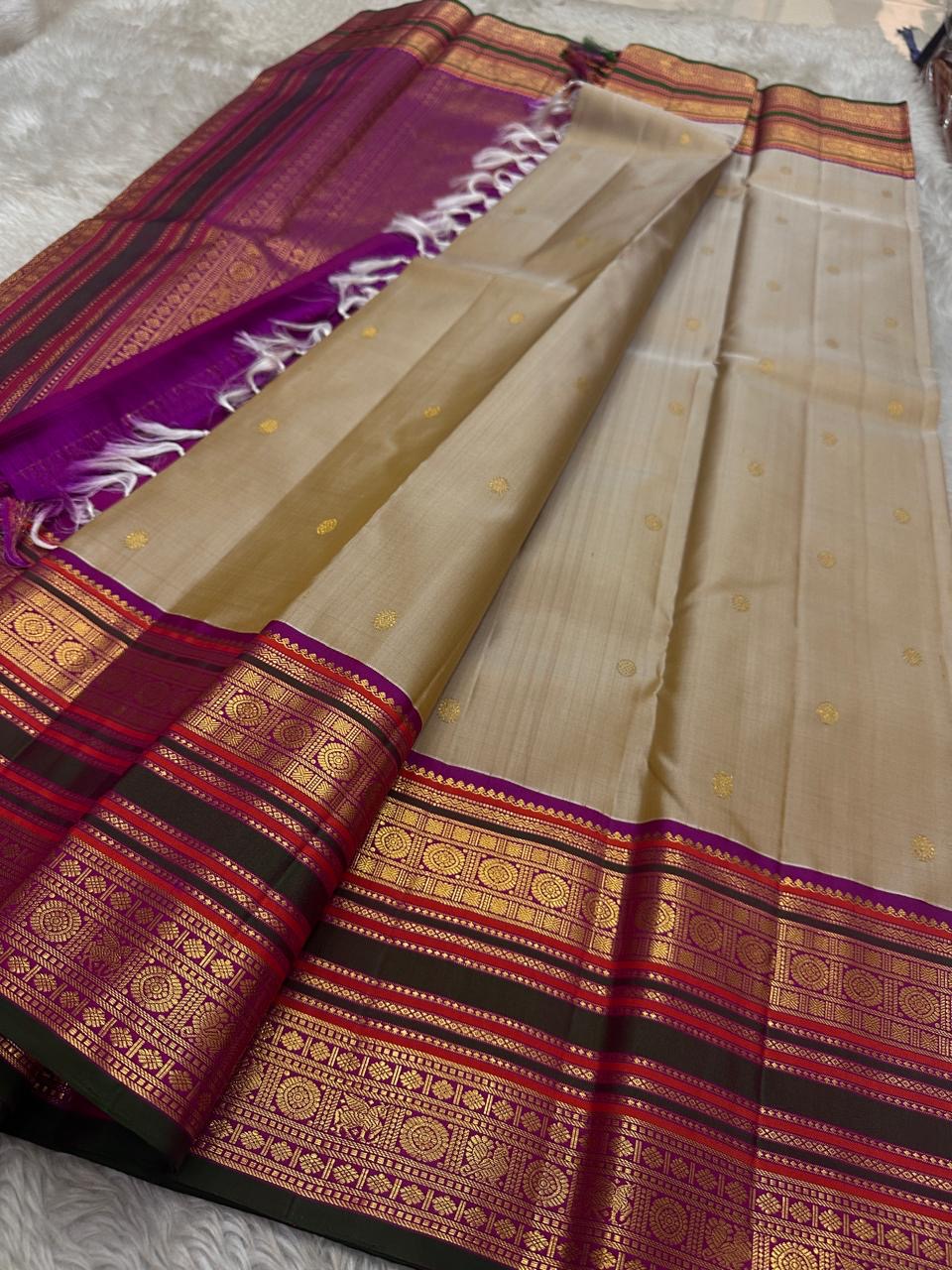 Mridula — Soft Biscuit Brown Kanchipuram Silk Saree
Biscuit-gold body with coin buttas, rani-green rettai pettu border & royal-purple brocade pallu
Silk Mark Certified ✅ • Ships in 1 Week • Free USA Shipping 🇺🇸blouse stitching available