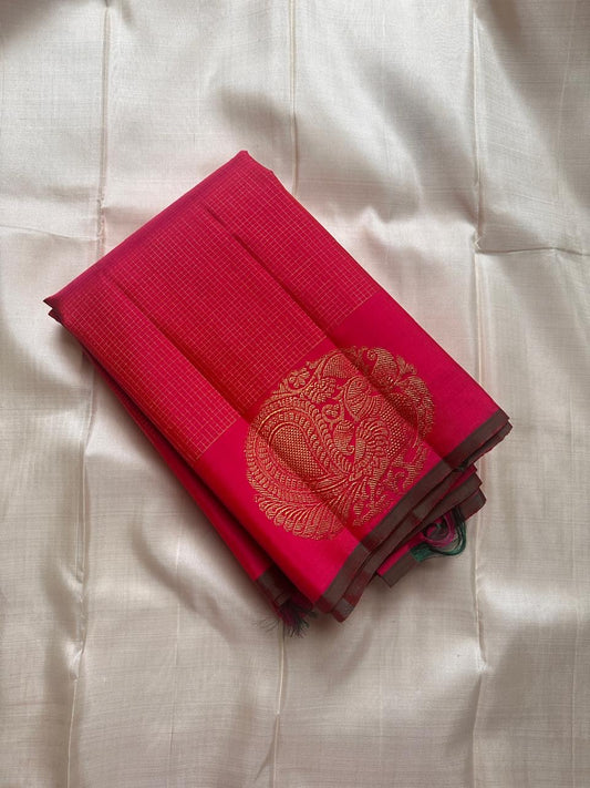 The regal peacock (mayil)perched at the threshold of golden Sorgavaasal, its feathers cascading in a circular array ! Complete with green selvedge pure silk Kanchipuram Zari kattam