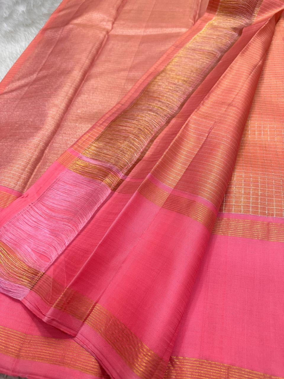 muthyam 🌸✨
Rose Pink & Coral Peach Pure Kanchipuram Silk Saree 💖
Soft Rose Pink Body with Subtle Golden Zari Checks ✨
Coral-Peach Minimalist Borders & Elegant Horizontal Pallu Detailing 🌿
Silk Mark Certified ✅ Lustrous Handwoven saree