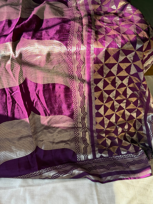 Purple Semi-Georgette Banarasi Saree 💜
Gold Zari Floral Jaal & Striped Weave ✨
Broad Contrast Border with Rich Detailing 💫
Lightweight, Festive & Elegant Draping 🌸
Silk Mark Certified | Ships in 2 Weeks | Free USA Shipping ✅