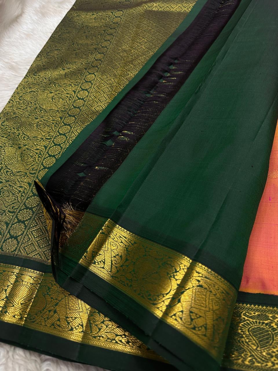 Emarald Kesar Grove — Pure Handloom Kanchipuram Silk Saree 🌿
Peach pink to Coral Dual Tone with Gold Buttas & Deep Emerald Korvai Border ✨3g pure Zari 
Silk Mark Certified • free shipping within usa • Ships in Two Weeks ✅