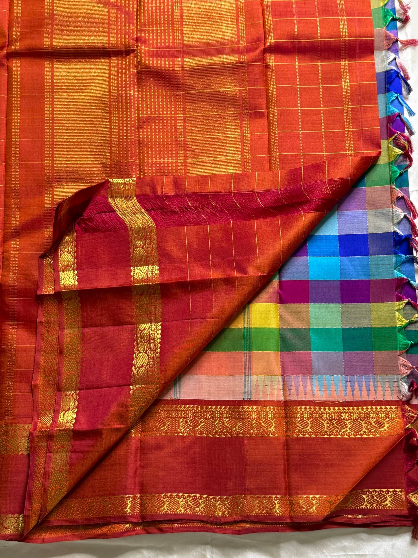 Ratna Mala ✨ – Pure Kanchipuram Silk Saree
Multicolor Checked Body in Vibrant Jewel Tones
Deep Red Korvai Border with Gold Zari Weaving
Grand Red Zari Brocade Pallu with Traditional Motifs
A Regal Handwoven Drape – Perfect for Weddings & Festive Wear!