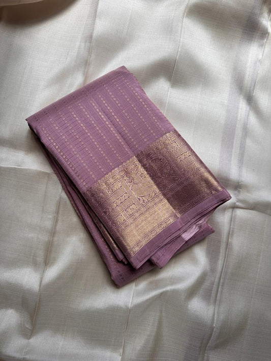 Mauve Mayura
Pure Kanchipuram Silk Saree – Dusty Mauve Body with Gold Zari Weave
Korvai Borders with Peacock & Floral Motifs
Grand Zari Pallu with Brocade Detailing & Hand-Knotted Tassels
Silk Mark Certified ✅ | Fall & Pico Done ✅ | ships in 2 weeks
