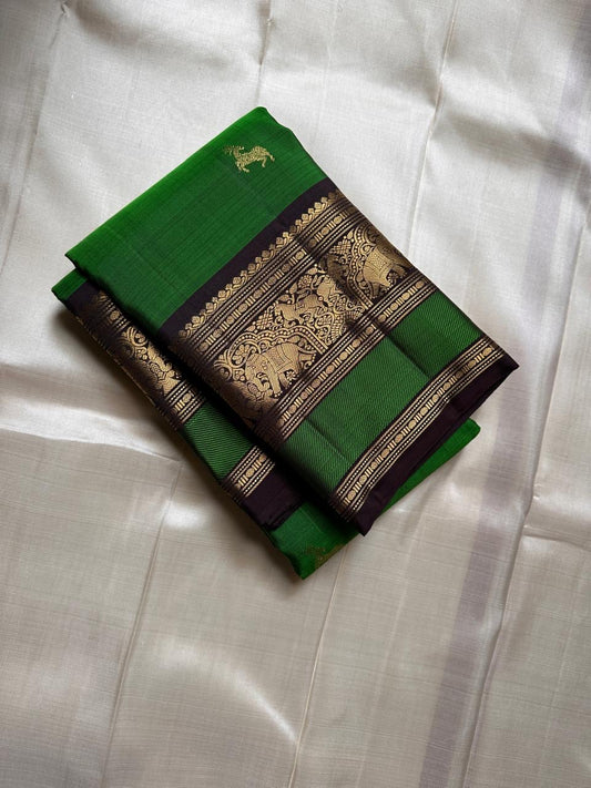 Pachai Pallavi – Pure Kanchipuram Silk Saree with Gaja & Ashwa Motifs

An ode to emerald radiance, woven in luminous silk.
Graceful ashwa buttas dance across the body in gold.
Elephant  motifs adorn the border with regal splendor.

Silk Mark Certified, de
