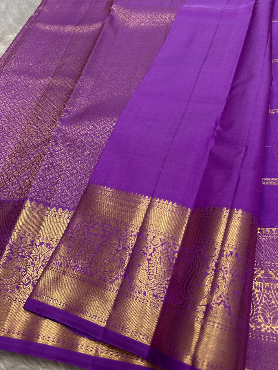 Nayaki ✨ — Lavender Pure Kanchipuram Silk Saree
With Zari Kattam Checks Across the Lustrous Body
Interspersed Floral Buttas in Gleaming Gold Zari
Majestic Peacock Motif Border in Heritage Weave
Grand Lavender Pallu with Rich Zari Brocade Artistry
