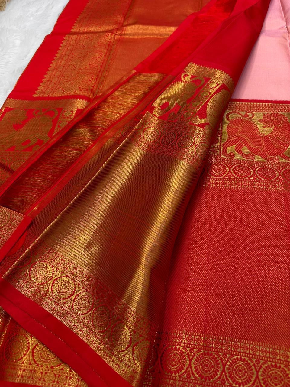 Stuthi ✨ — Vermilion Red Pure Kanchipuram Silk Saree
With Traditional Korvai Weave & Broad Yaali Border
Adorned in Intricate Chakram Motifs & Fine 3G Zari, Grand Zari Brocade Pallu with Medallion Artistry
Contrast red blouse with a broad border