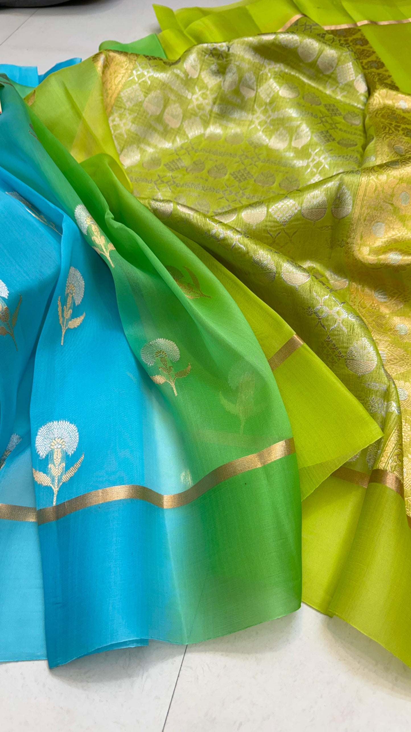 Pure Ektara Kora Silk Handloom Banarasi Saree
Parrot green to aqua blue ombré • Kadhua sona-roopa floral buttas • Raw-Mango style minimal weave
Silk Mark Certified ✅ • Free USA Shipping ✅ • ships in two weeks ✅