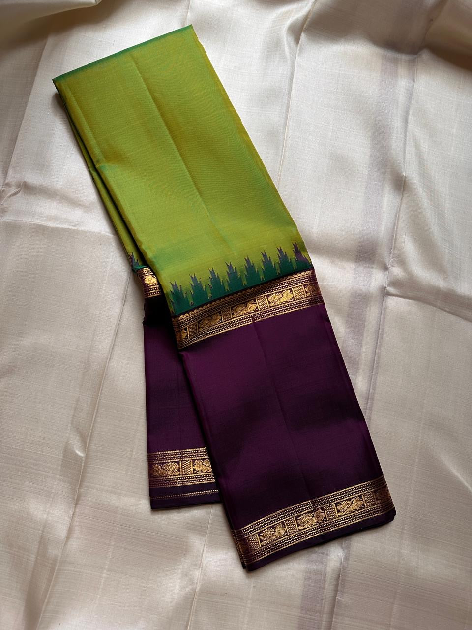 Sivakami ✨
Royal Aubergine & Parrot-Green Korvai Kanchipuram Pure Silk Saree
With Purple Thazampoo Reku Crown & Rettapet Mayil Zari Border
Grand Gold Brocade Pallu with Temple-Inspired Detailing
Silk Mark Certified | Handloom Heirloom Elegance