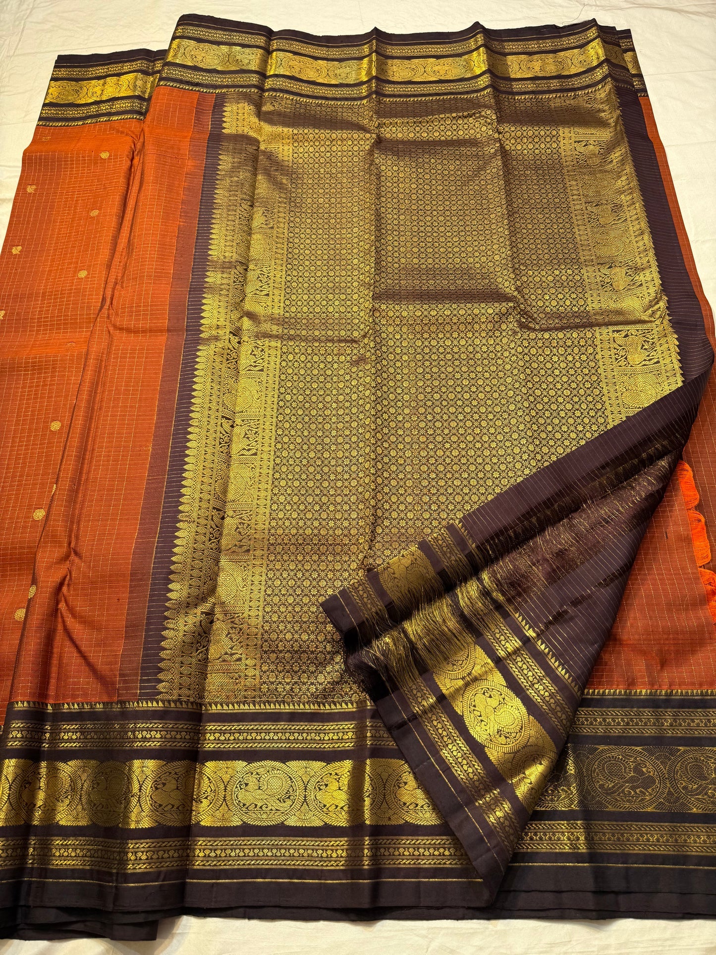 Kokilam — Rust Orange Pure Silk Kanchipuram Saree
Korvai contrast border in deep coffee brown with peacock medallions & gold brocade pallu
Silk Mark Certified ✅ • Free Shipping within USA 🇺🇸 • Ships in Two Weeks ✨