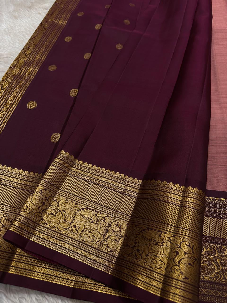 Mauve Buttas – Pure Kanchipuram Silk Saree
Ethereal mauve body adorned with buttas ✨
Borders rich in regal zari with floral and animal artistry 🌿🦚
Grand pallu woven in opulent gold jaal, exuding heritage charm 💫 Silk Mark Certified, delivery in 2 weeks