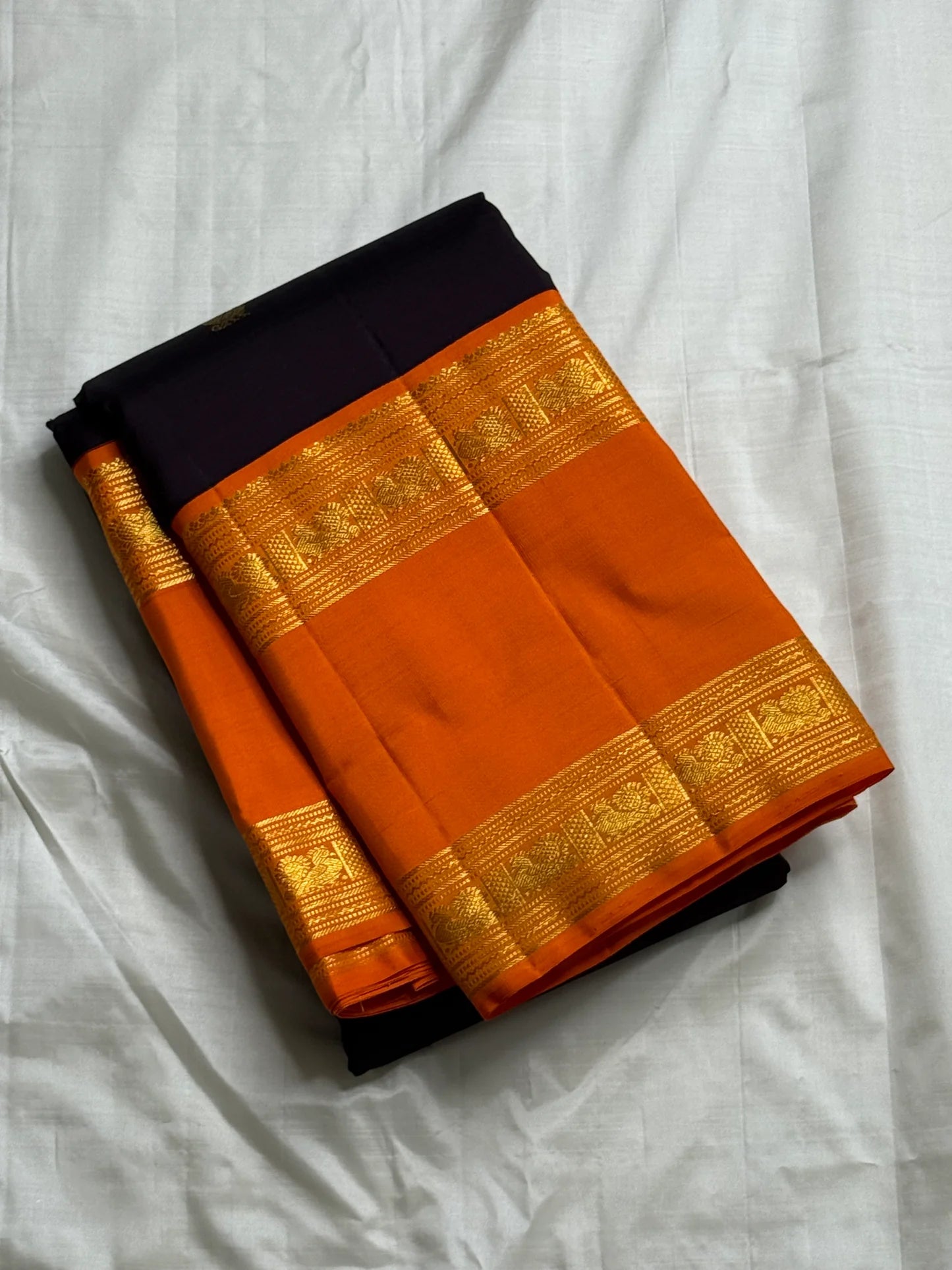 Auberge Kesar Glow Butta — Pure Kanchipuram Silk Saree
Aubergine Body with Gold Zari Buttas & Kesar-Orange Border
Silk Mark Certified • Free Shipping within USA • Ships in Two Weeks