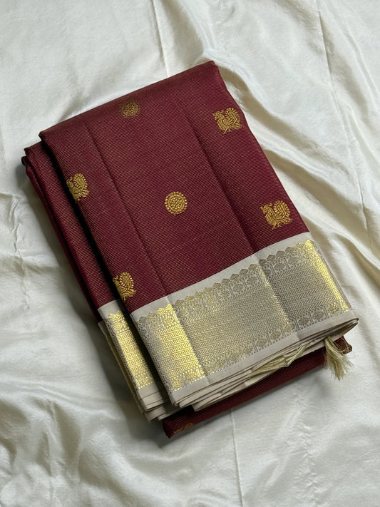 Malar – Earthy Brown Vairaoosi Silk Saree with Kamalam & Chakram Buttas

Accented with a Finely Woven Muthu Seer Zari Border in Gold
Elegant Zari Pallu with Paisley and Chakram Motifs in a Rich Grid Layout
Paired with a Soft Cr