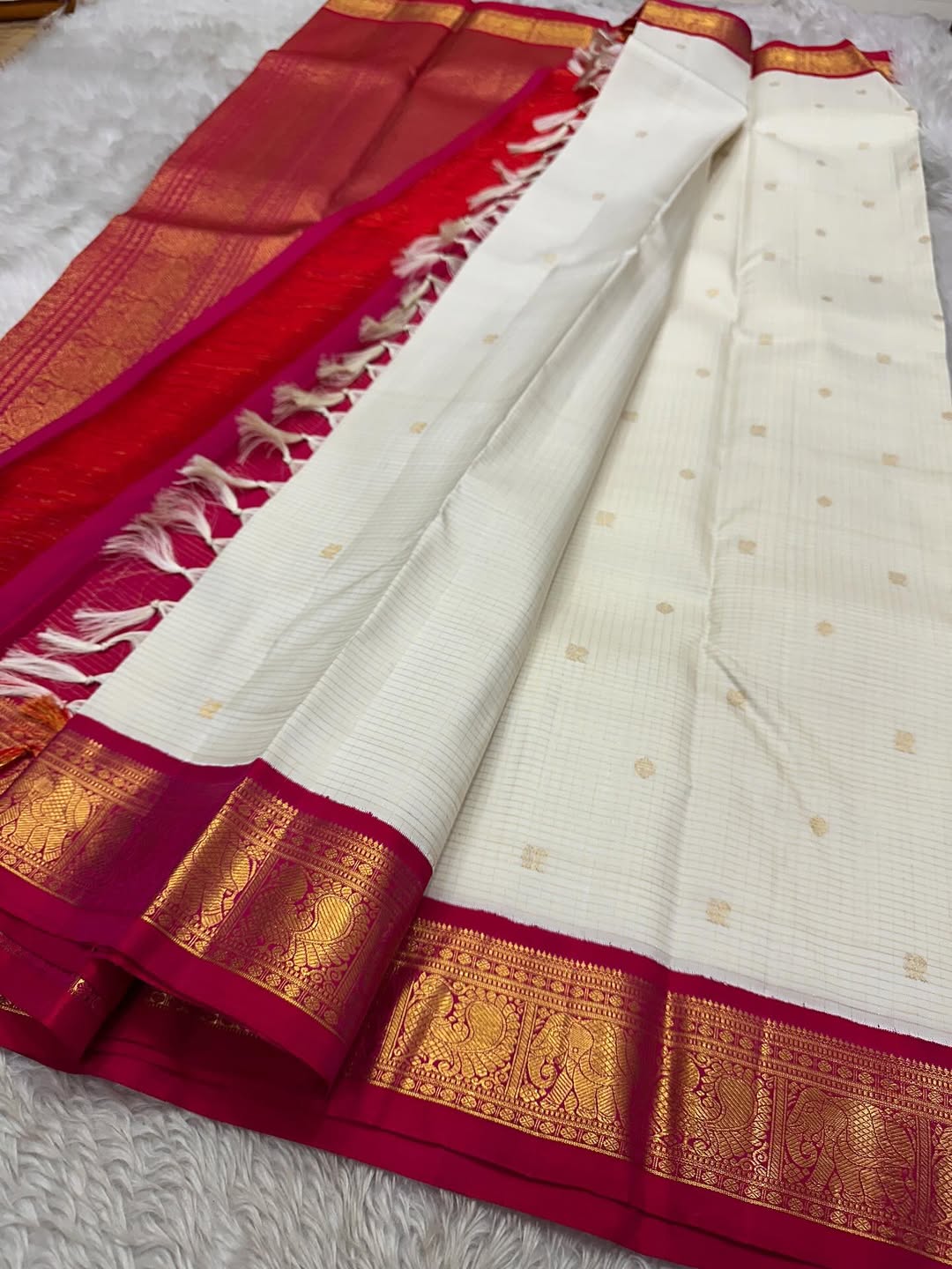 Banu – Off-White Kanchipuram Pure Silk Saree with pure 3gm Zari Kattam & Deep Red-Pink Shot color Border with elegant and peacock motifs