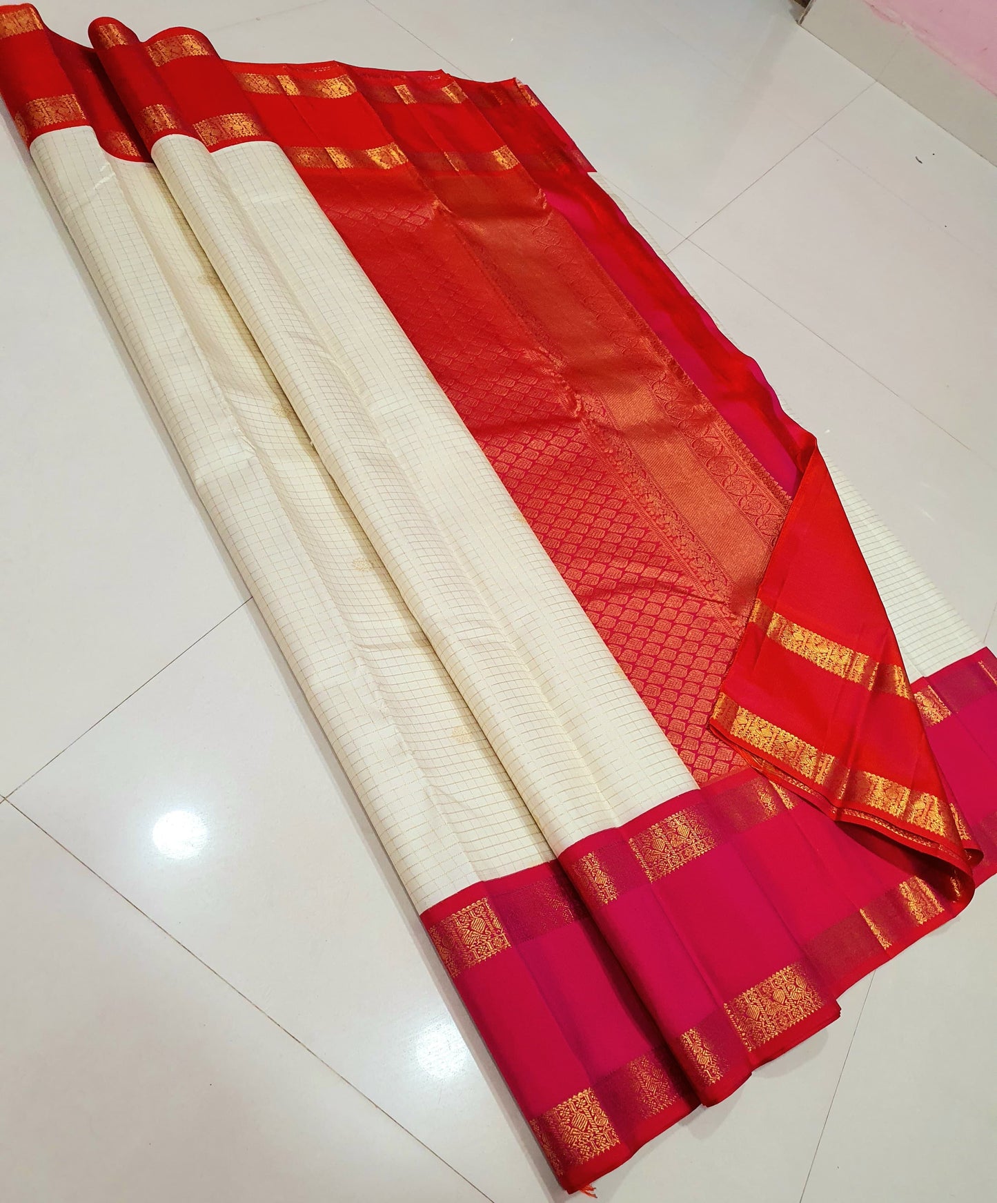 Ivory & Vermilion Rettapet Kattam
Pure Kanchipuram Handloom Silk
Auspicious Red Glow with Gold Zari Grid