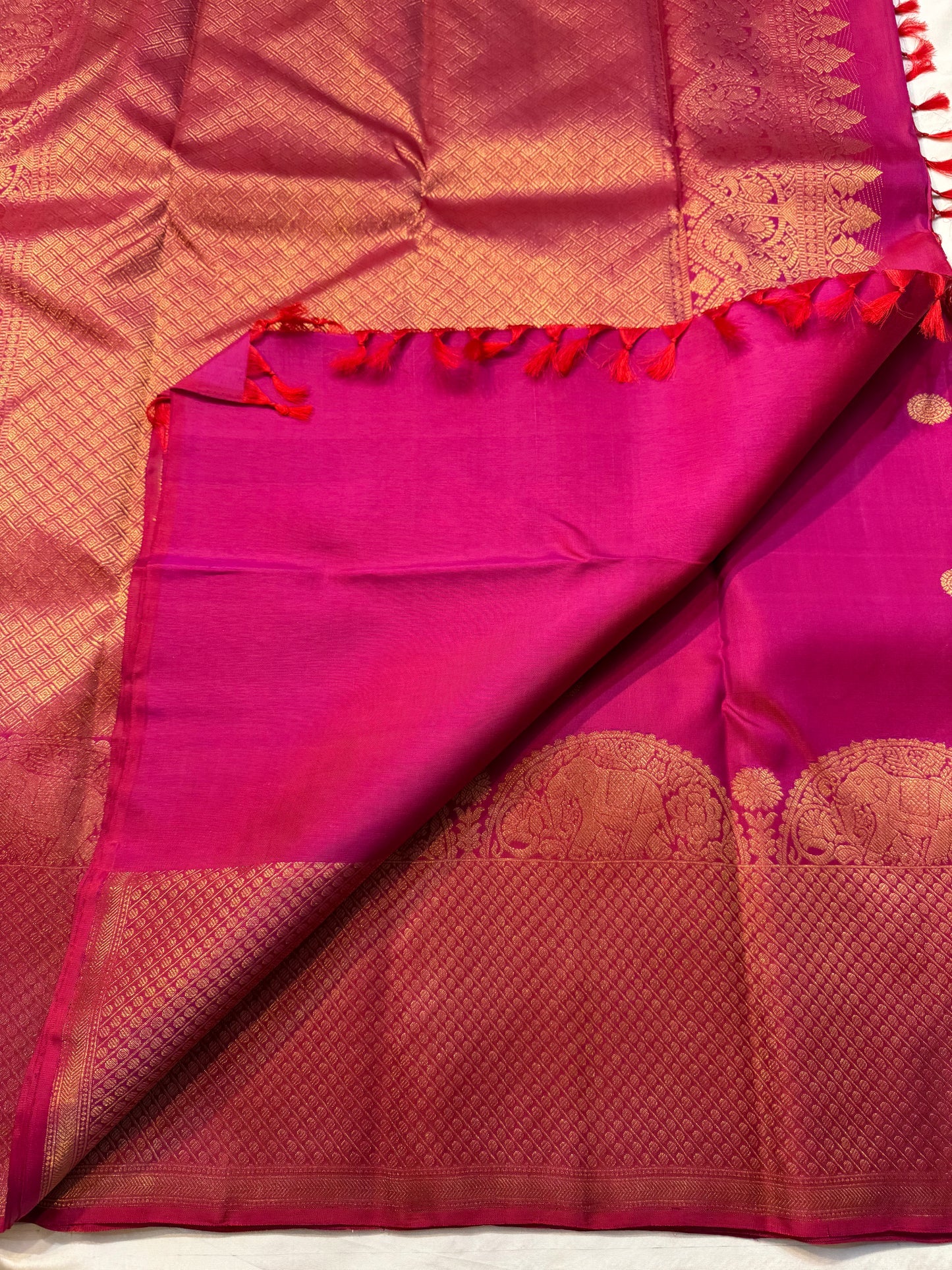 Rosette Bloom — Pure Kanchipuram Silk Saree
Vibrant rani-pink body with copper-rose zari buttas, elephant motifs & floral borders
Silk Mark Certified • Blouse Stitching ($30) • Free Shipping within USA • Ships in Two Weeks
