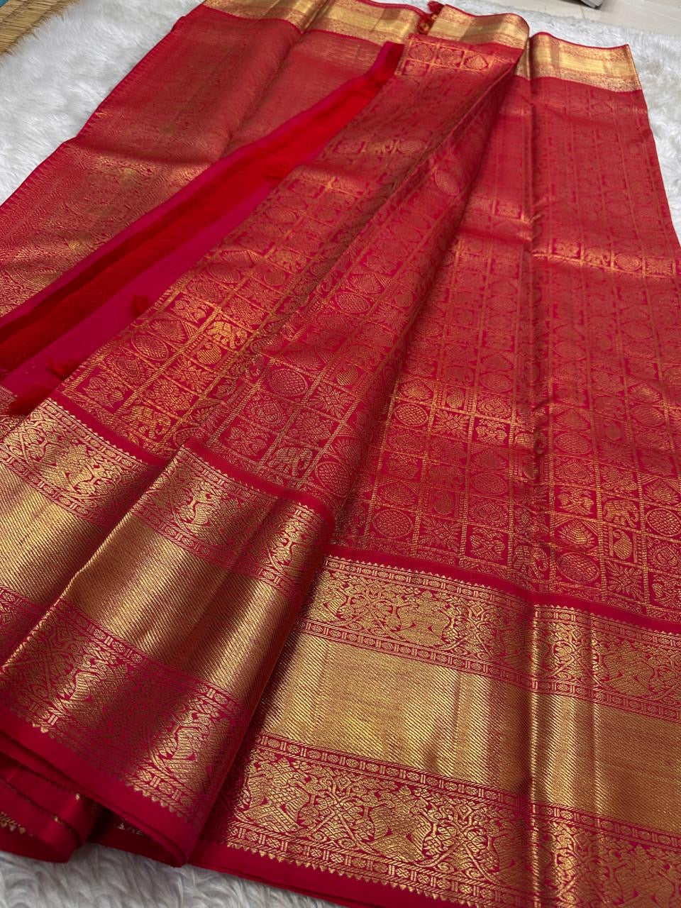 Ruby Grid – Pure Kanchipuram Silk Saree with Pure 4G Zari Kattam
bridal red body woven with luminous pure zari checks ✨
kattam tiles filled with lotus, paisley & chakra buttas 🌸
pure zari border and pallu, Silk Mark Certified, delivery in 2 weeks