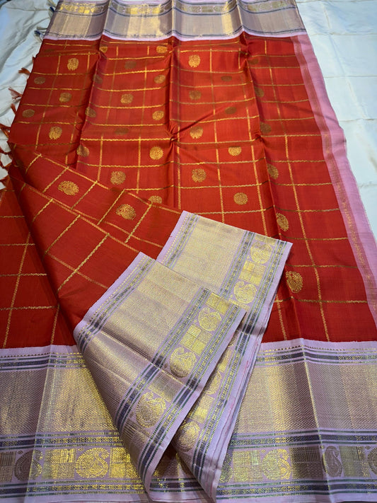 Bhargavi
Striking Orange Kanchipuram Silk Saree with Unusual Lavender Border 💜
Zari Kattam Neli Checks with Kamalam & Mayil Motifs Across the Body 🪷🦚
Broad Arai Maadam Border Flanked by Diamond & Paisley Motifs, Grand Zari Pallu ✨
