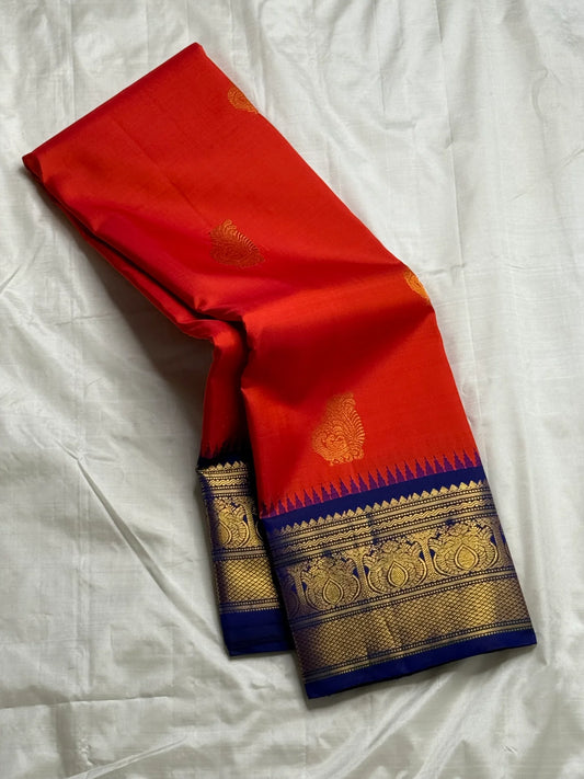 Tejaswini — Pure Kanchipuram Silk (Sindoor Red × Neelam Blue)
Korvai weave with swarna zari lotus borders and temple serrations
Grand neelam zari woven  pallu • Silk Mark Certified • Free Shipping USA