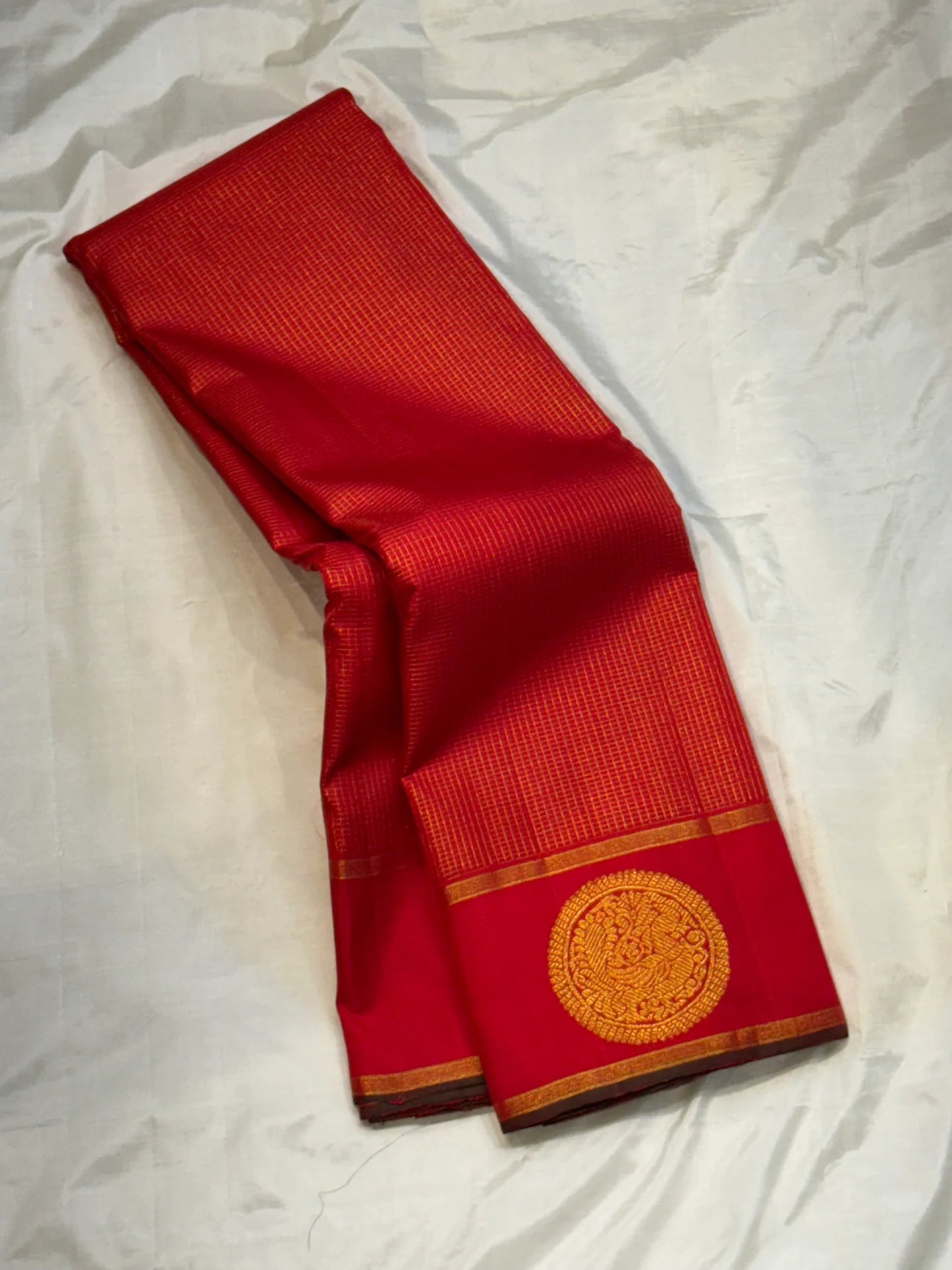 Hema Kungumam — Pure Kanchipuram Silk Saree
Auspicious kungumam red with micro kattam checks & grand coin motifs ✨
Antique-gold zari border & rosette brocade pallu • Silk Mark Certified • Free Shipping within USA • Ships in Two Weeks
