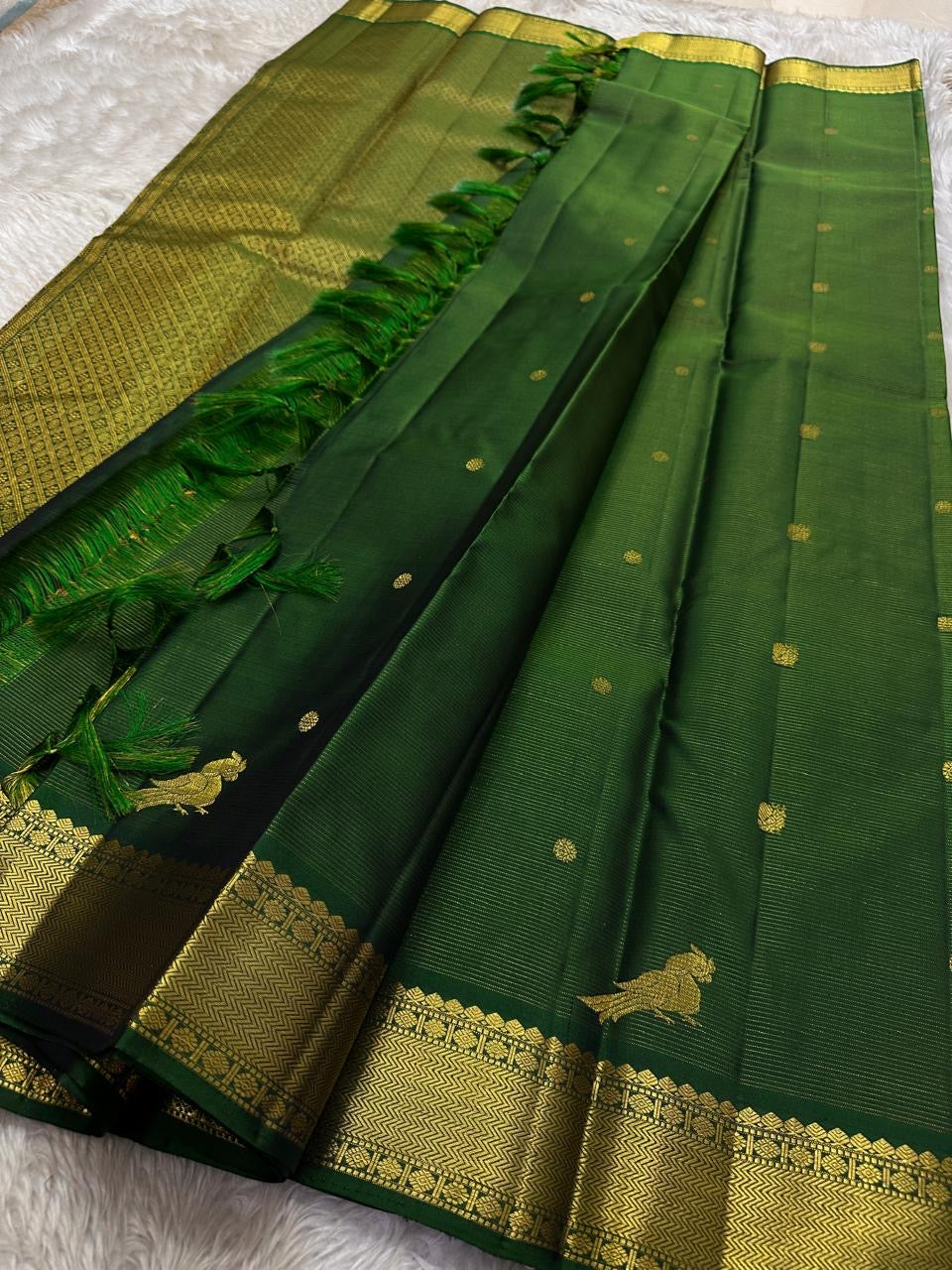 Kili Green ✨
Vairaoosi Pure Silk Kanchipuram Saree
Adorned with graceful Kili (parrot) motifs
Vanki Neli Border with Arai Maadam & Rudhraksham Pet
Opulent Grid Zari Weave with Green Vairaoosi Blouse fabric