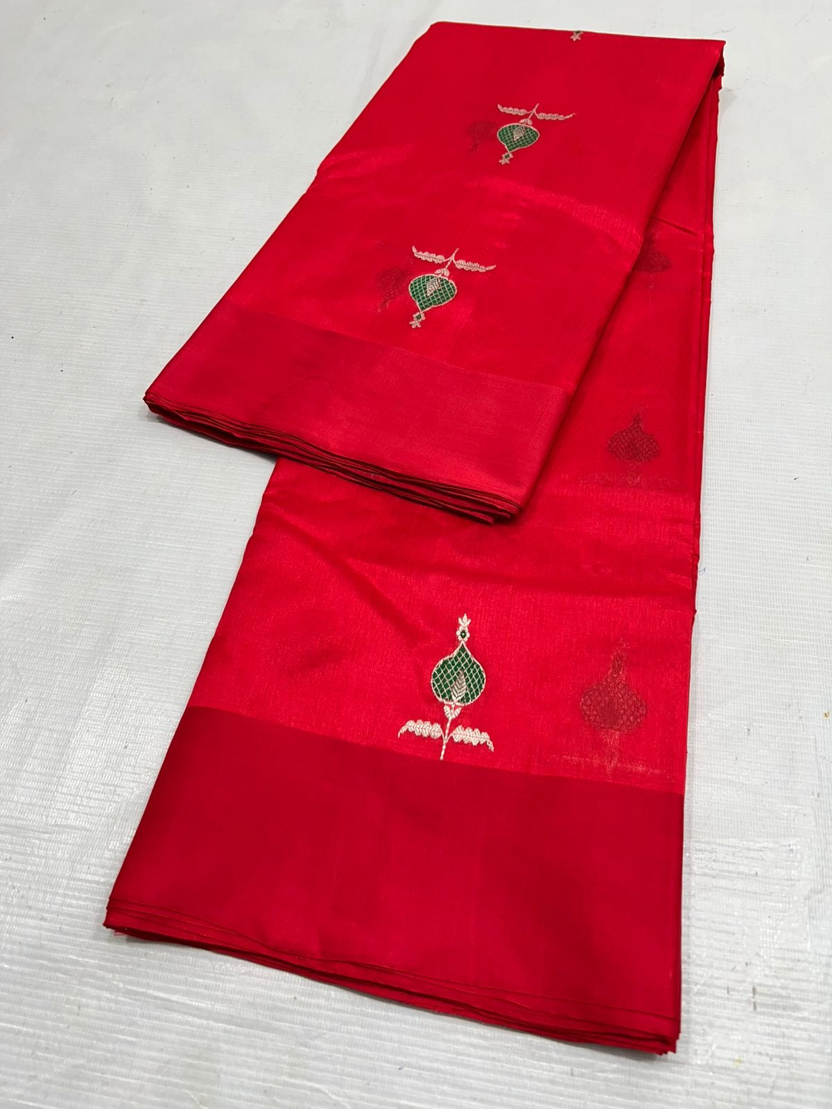 Pure Silk Chanderi – Vermillion Red with Emerald–Silver gold Buttas
Plain Red Border & Grand antique gold Tissue Pallu ✨
Silk Mark Certified • Free Shipping within USA • Ships in Two Weeks