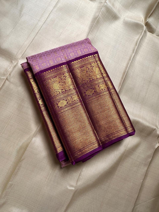 🌸 Dyuti – Lavender Kanchipuram Pure Silk Saree with Intricate Zari Kattam Checks, Alternating Paisley & Kamalam Buttas, Double Border with Peacock Motifs, Varisaipet & Mayilkann Design, Dark Purple Selvedge & Ornate Pallu