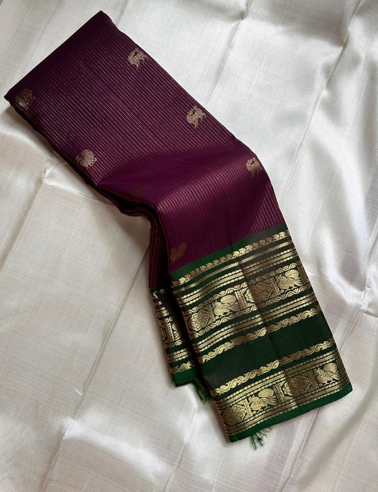Radhe ✨
Plum Purple Oosi-Striped Kanchipuram Silk
Zari-Woven Yaali Motifs on the Body
Bottle-Green Rettapet Border with Peacocks
Grand Gold Zari Jaal Please | Silk Mark Certified