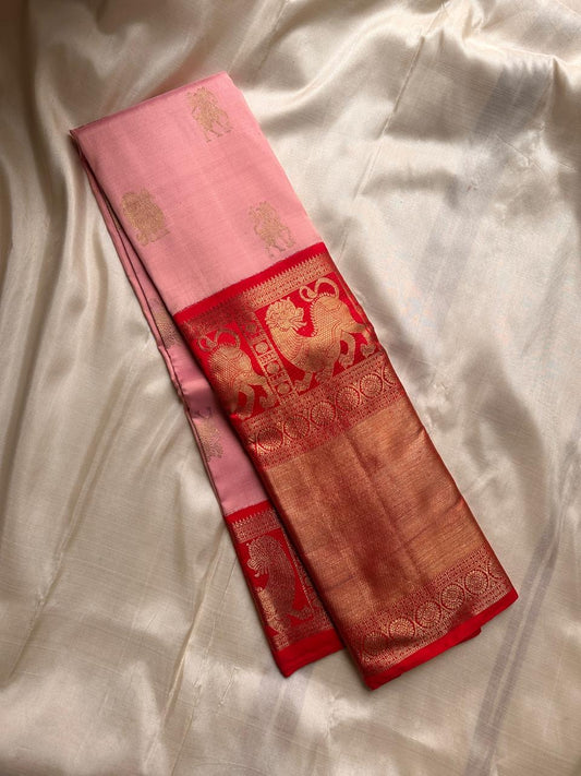 Stuthi ✨ — Vermilion Red Pure Kanchipuram Silk Saree
With Traditional Korvai Weave & Broad Yaali Border
Adorned in Intricate Chakram Motifs & Fine 3G Zari, Grand Zari Brocade Pallu with Medallion Artistry
Contrast red blouse with a broad border