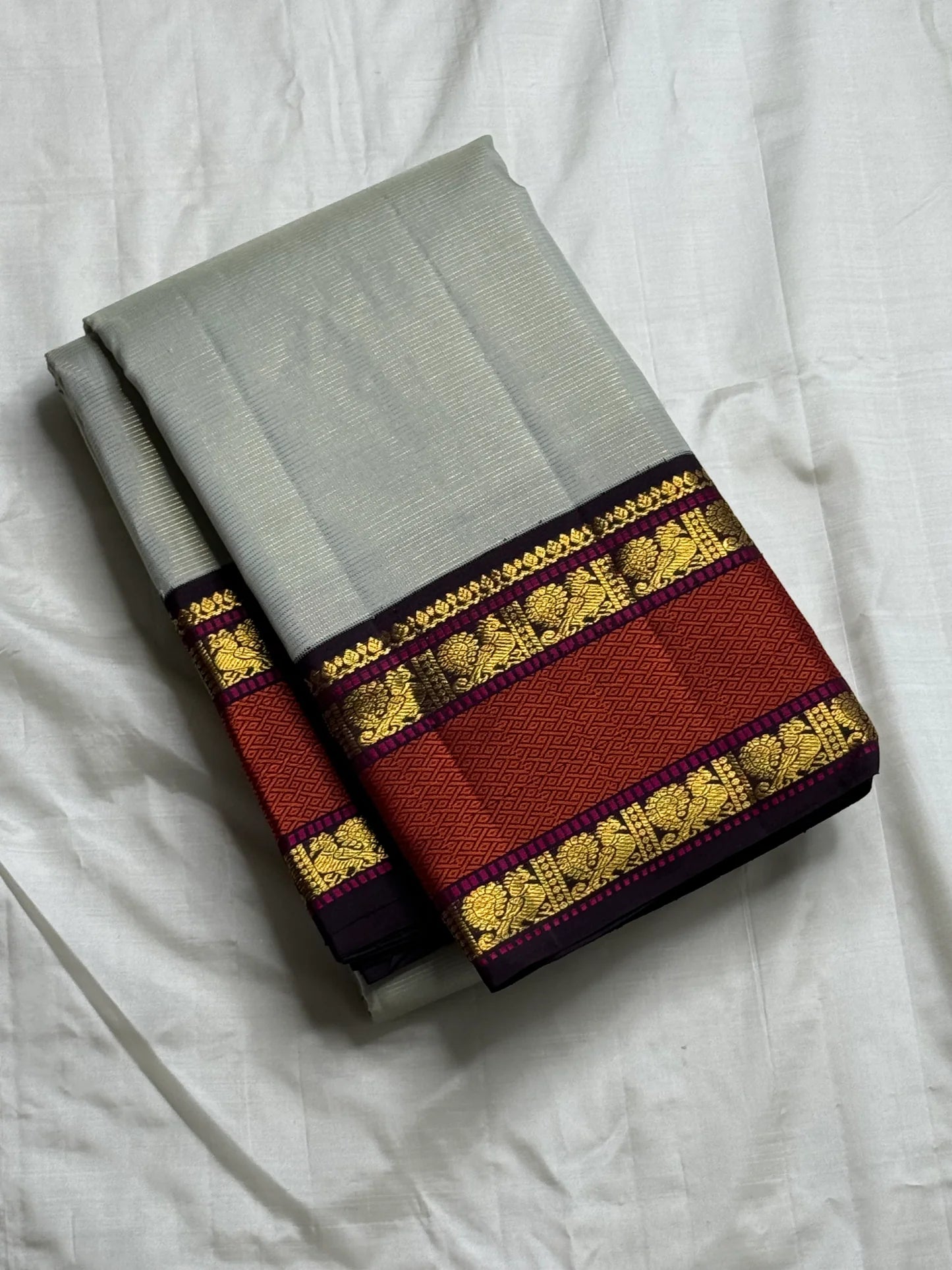 Dove Arakku Vairaoosi — Pure Kanchipuram Silk Saree
Dove Grey Body with Arakku Red Zari-Woven Vairaoosi Pattern
Silk Mark Certified • Free Shipping within USA • Ships in Two Weeks