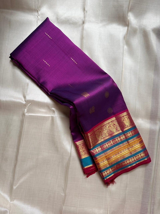 Kamini ✨ — Magenta & Purple Pure Kanchipuram Silk Saree
With Bold Multi-Colored Traditional Korvai Border
Adorned in Fine Gold Zari with Intricate Motifs
Grand Purple Pallu Woven in Classic Zari Weaves
Contrast Blouse with Matching Korvai Border