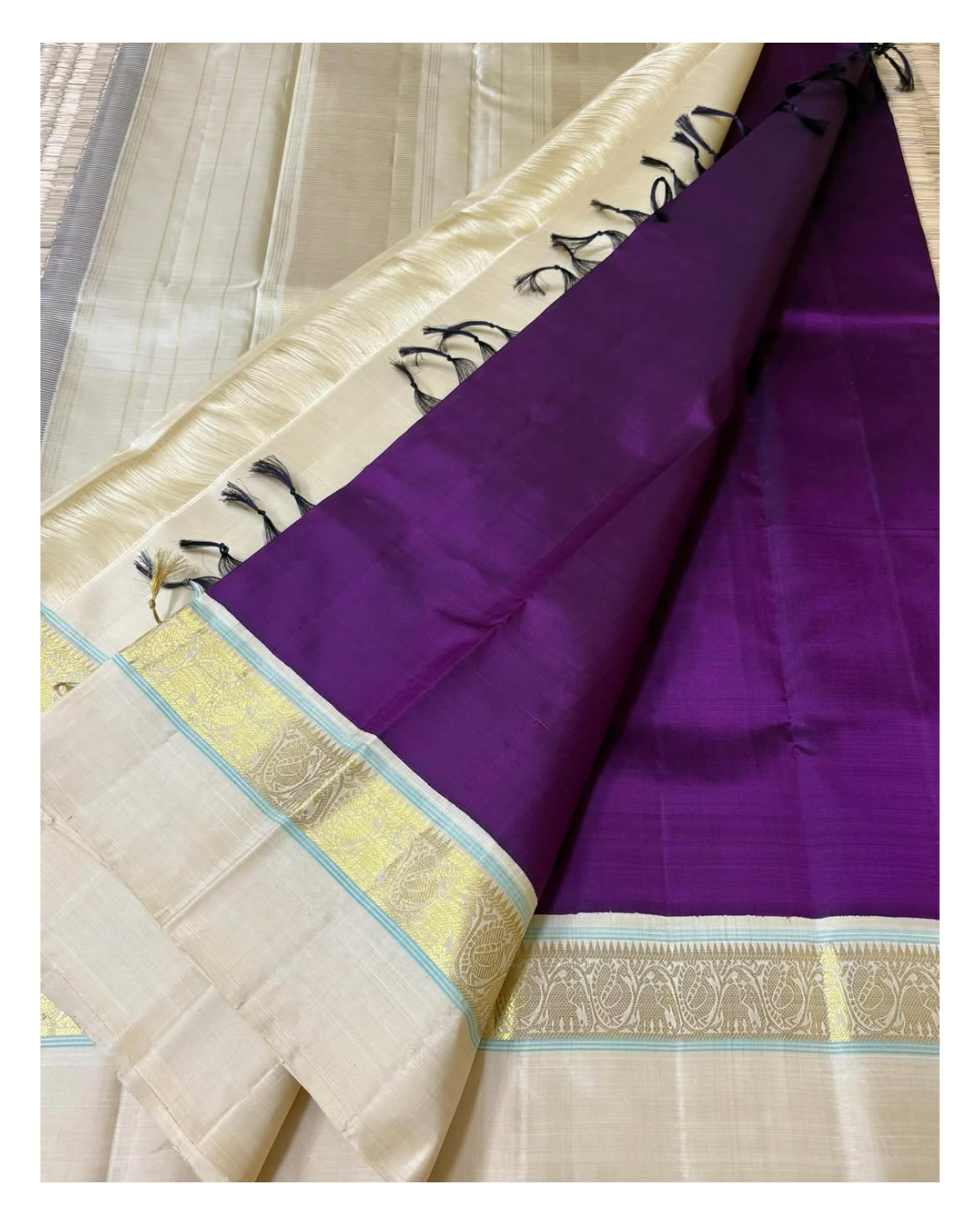 ilaa 💜✨ – Deep Purple & Royal Ivory Silk Saree
Exquisite deep purple paired with serene royal ivory accents.
Intricate 3G zari work with delicate turquoise silk thread highlights.
Vanasringaram-style border with Seer Pallu for traditional elegance.