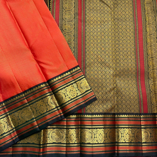 Aruna Mayil Chakram
Pure Kanchipuram Silk Saree – Reddish-Orange Body with Gold Zari Chakram Buttas
Contrast Bottle Green Korvai Borders with Mayil & Temple Motifs
Grand Zari Pallu with Diamond Brocade Weave & Hand-Knotted Tassels
Silk Mark Certified ✅ |