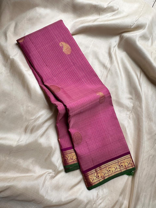 Petal Oosikattam ✨ – Pure Kanchipuram Silk Saree
Radiant Petal Pink Body in Oosi Zari Kattam Weave with Buttas
Deep Purple Korvai Border with Green Selvedge & Elephant Motifs
Majestic Purple Pallu with Intricate Gold Zari Brocade
Silk Mark Certified |