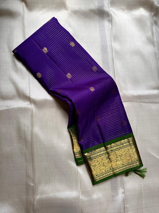 Hari Priya ✨ – Pure Kanchipuram Silk Saree
Royal Purple Body with Delicate Gold Zari stripes 
Emerald Green Korvai Contrast Border with Intricate Zari Weave
Grand Emerald Green Brocade Pallu with Traditional Motifs
Silk Mark Certified | Fall & Pico |