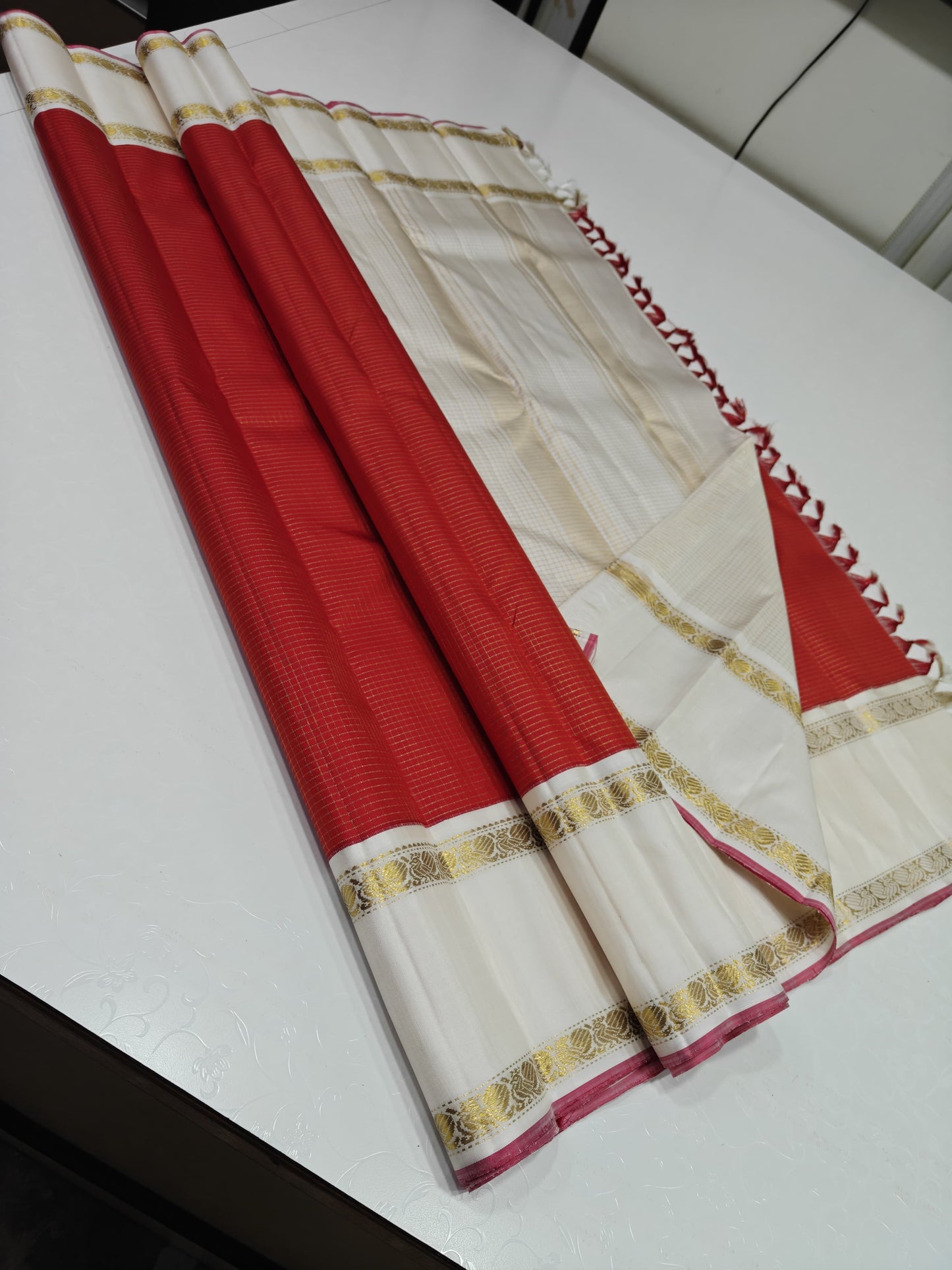 ✨ Swathi Shubram — Pure Kanchipuram Silk Saree
Vermillion red body with oosi-kattam pin checks, paired with ivory-gold borders and rose-pink selvedge
Silk Mark Certified • Free Shipping within USA • Ships in Two Weeks •