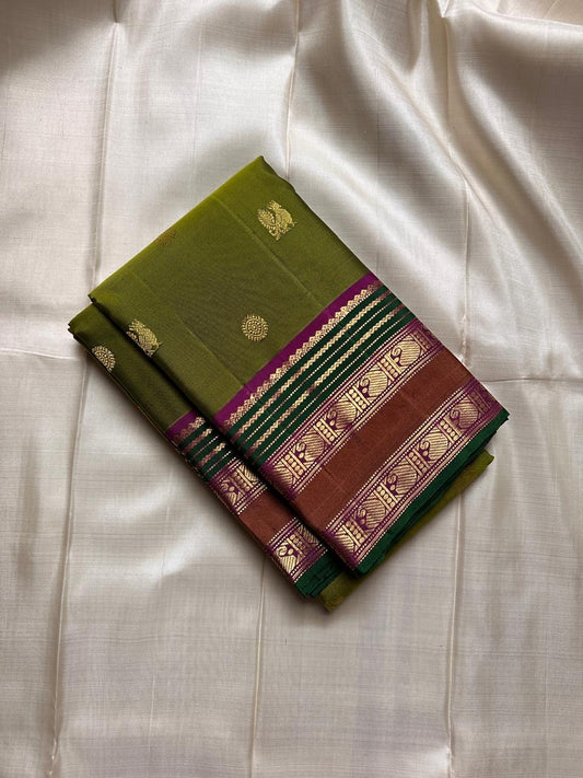 Meadow Bloom ✨ – Pure Kanchipuram Silk Saree
Meadow Green Body with Gold Zari Buttas
Contrast Brown–Green Border with Peacock Motifs
Majestic Magenta-Pink Zari Brocade Pallu
Handwoven Elegance – Perfect for Weddings & Festive Wear