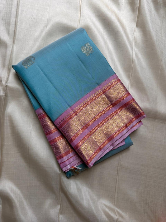 Nirvi – Sky Blue & Purple Kanchipuram Pure Silk Saree with Mayil & Yanai Zari Motifs
Graceful Harmony of Peacock & Elephant Motifs on Soothing Blue
Handwoven Elegance with Traditional Rettapet Border & Rich Zari Detailing