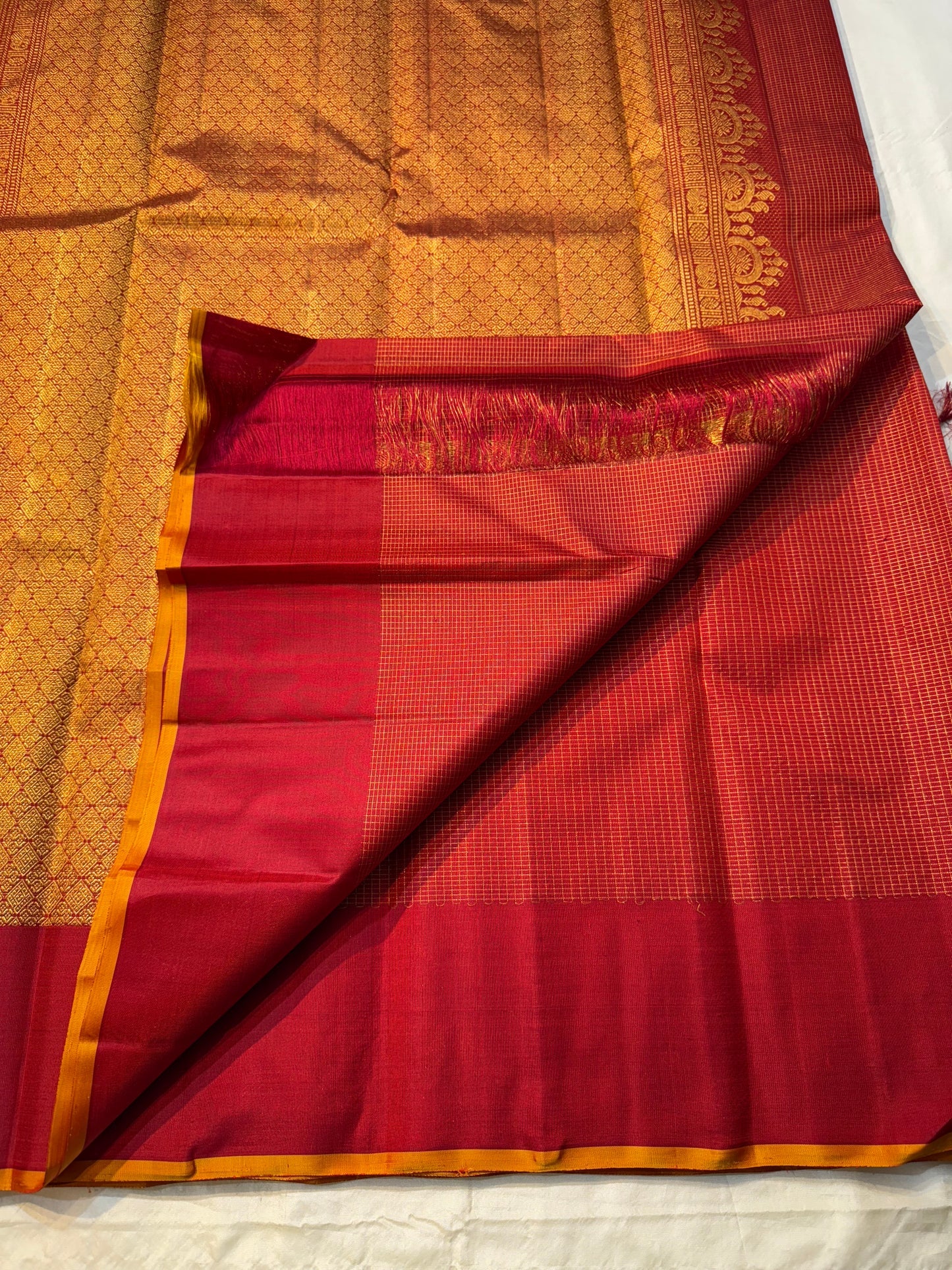 Vaaranam Kumkum — Pure Kanchipuram Silk Saree
Kumkum-red body with micro kattam checks and maroon korvai border
Silk Mark Certified • Ships in Two Weeks • Free USA Shipping ✅