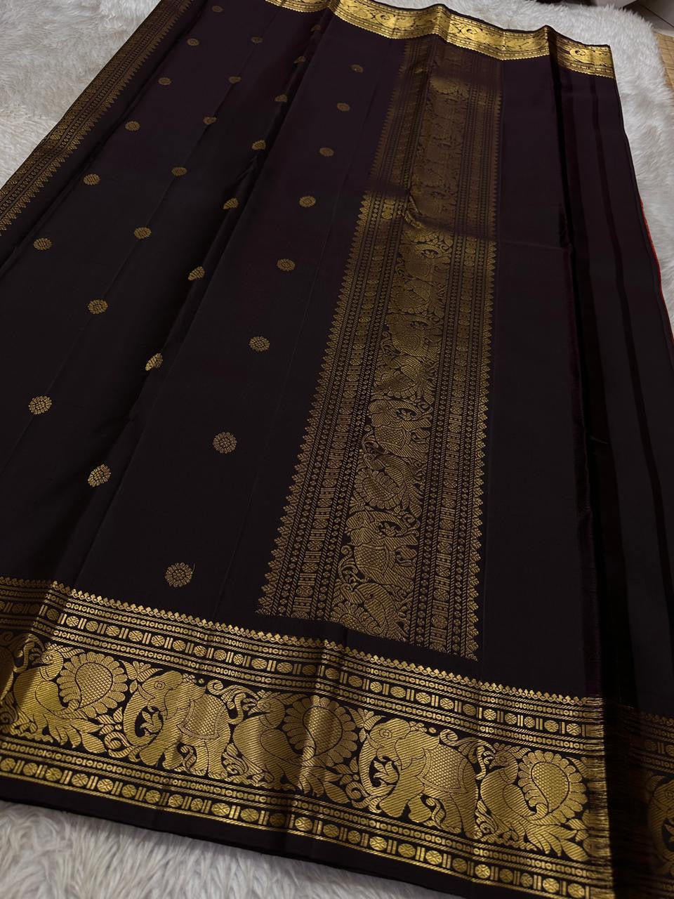 Meenakshi 🌺 – Deep Maroon Kanchipuram Pure Silk Saree
Kamalam Zari Buttas & Peacock Rudhraksham Motifs
Arai Madam & Korvai Border Detailing
Grand Vanasringaram Pallu for Festive Elegance
Silk Mark Certified | Blouse Stitching Available |