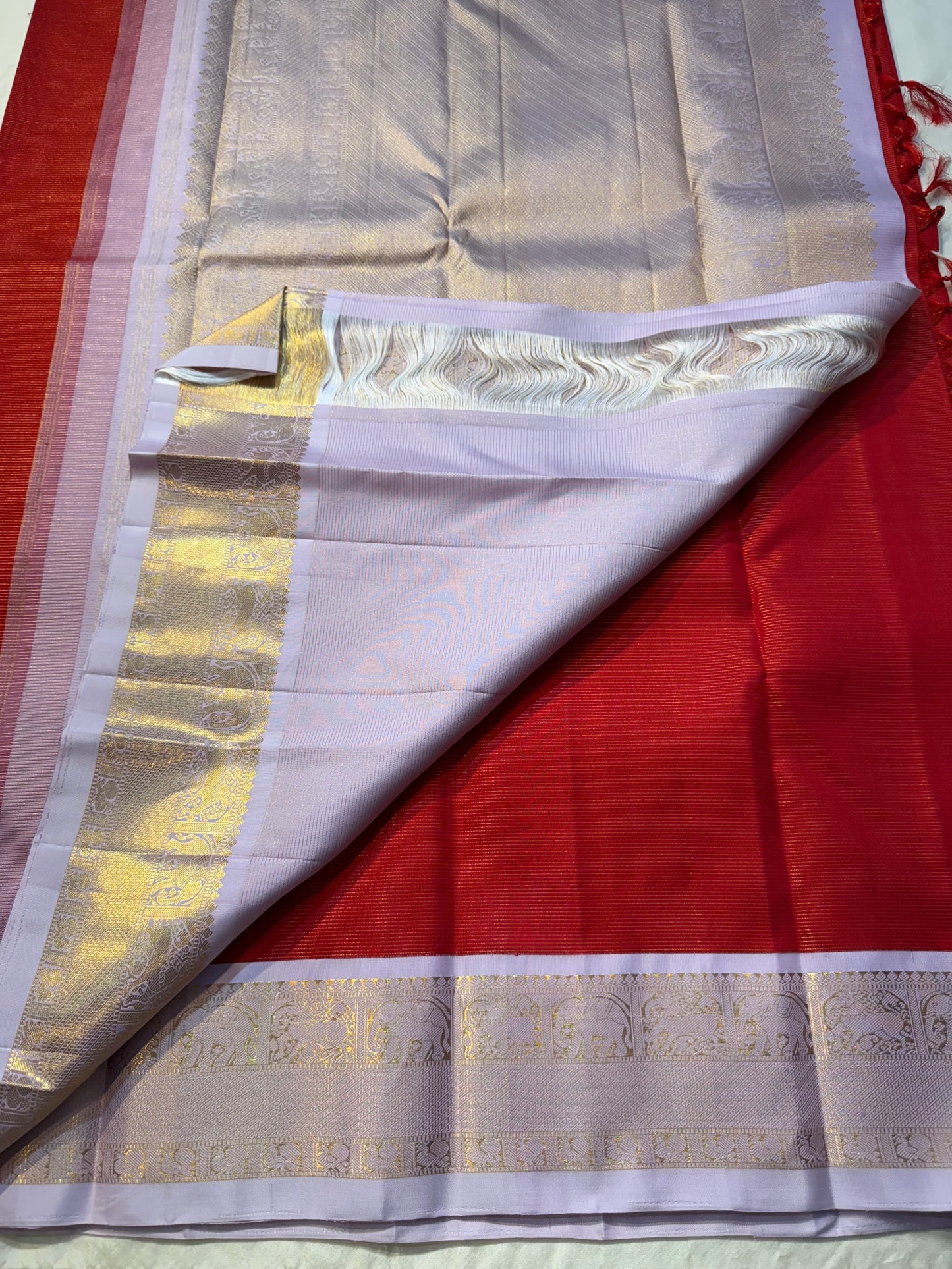 Scarlet Lilac Vairaoosi – Pure Kanchipuram Silk
Scarlet body • Lilac korvai • elephant reku zari border • Brocade pallu
Silk Mark • Free USA Shipping • Ships in Two Weeks