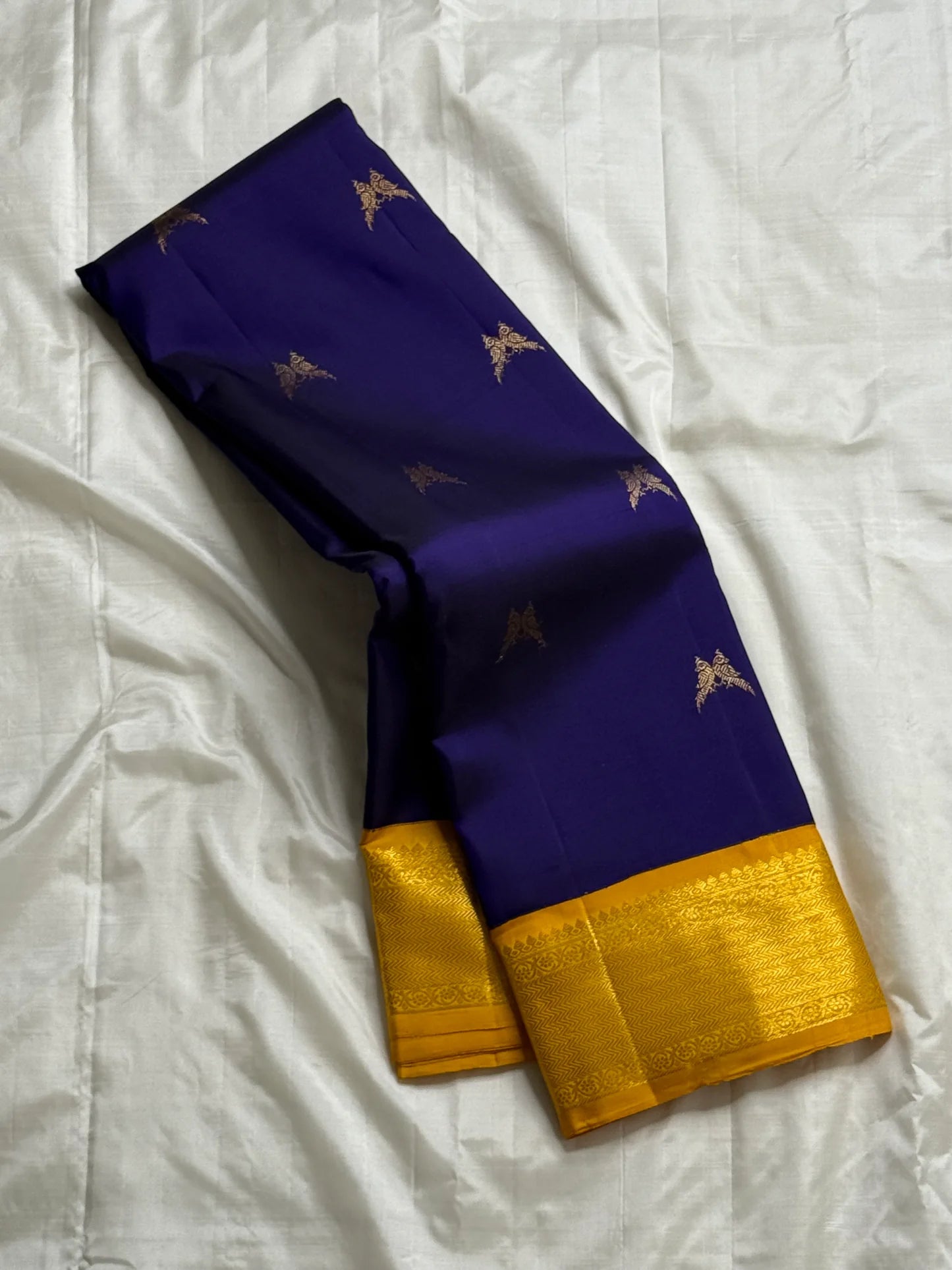 Iru Pakshi Purple — Pure Silk Kanchipuram Saree
Royal Purple with Twin-Bird Zari Buttas & Marigold Mustard Korvai Borders ✨
Silk Mark Certified ✅ | Ships in Two Weeks | Free Shipping within 🇺🇸