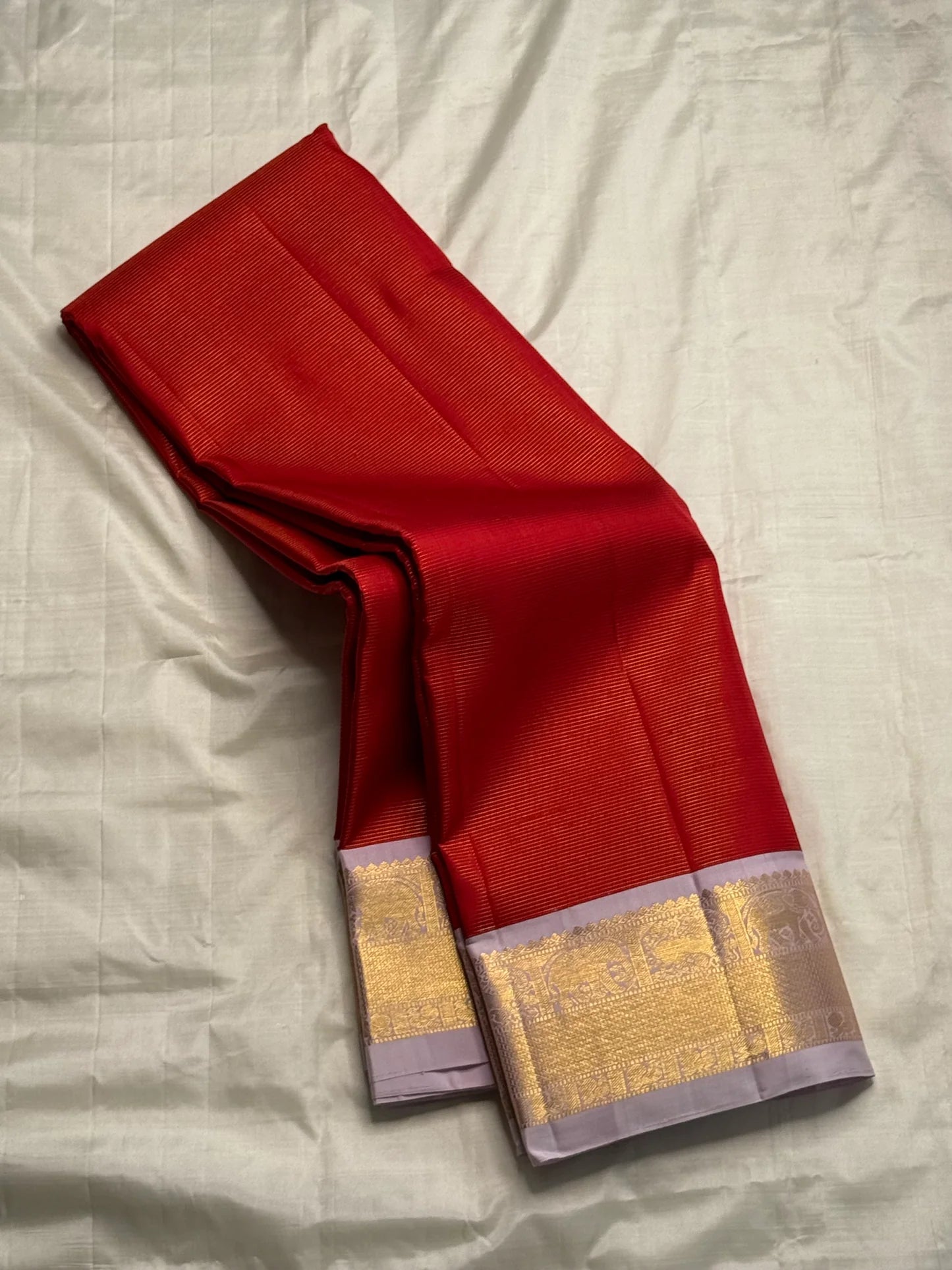 Scarlet Lilac Vairaoosi – Pure Kanchipuram Silk
Scarlet body • Lilac korvai • elephant reku zari border • Brocade pallu
Silk Mark • Free USA Shipping • Ships in Two Weeks