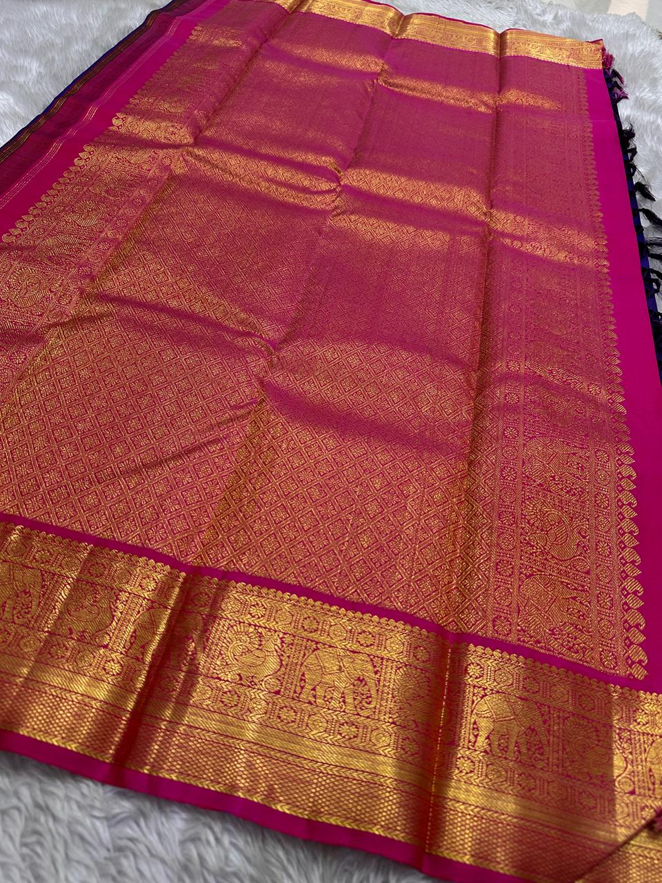 💜 

Vadamalli Deep – Royal Blue & Rani Pink Kanchipuram

✨ Pure Silk | Silk Mark Certified | Handloom Kanjivaram ✨

🐘🦚 elephant –Mayil Zari Border | Temple Motifs

🌸 Scattered Gold Buttas on Vadamalli Blue Body

🚚 Ships in 2 Weeks , Free shipping