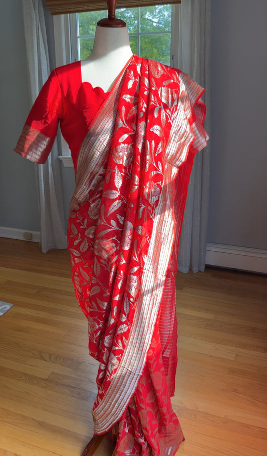 Radiant Red Banarasi Elegance ✨
With Gold Zari Floral Jaal & Striped Body 🌸
A Lustrous Semi-Georgette Weave 💫
Lightweight, Graceful & Timelessly Festive 🎉
| Ready to Ship ✅