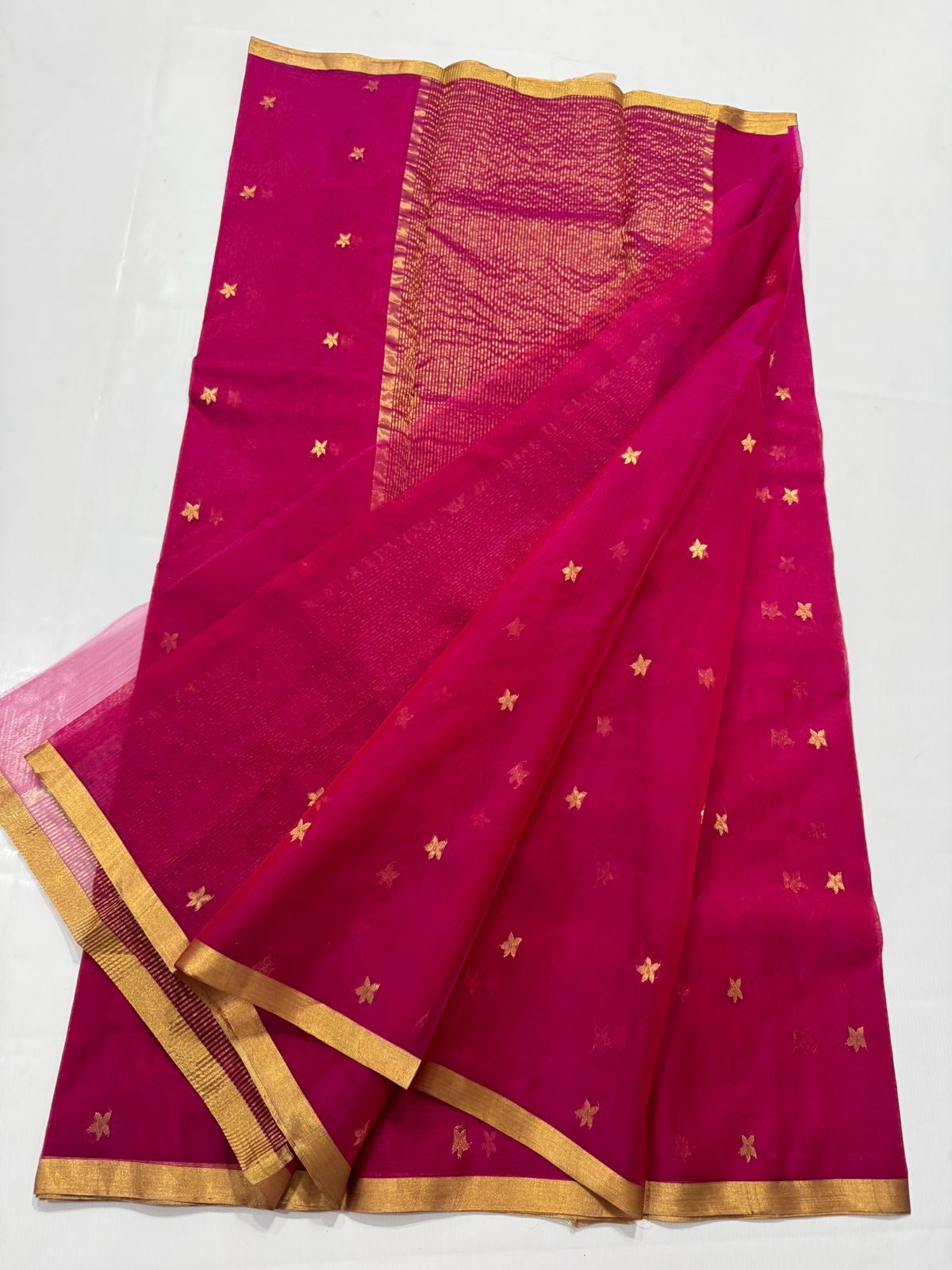 Pure Chanderi Silk by Katan – Rani Pink with Gold Buttas & Rose-Pink Tissue Pallu
Handwoven rani silk with tiny gold buttas, gold kaddi border & shimmering rose-pink tissue pallu ✨
Silk Mark Certified • Free Shipping within USA • Ships in Two Weeks