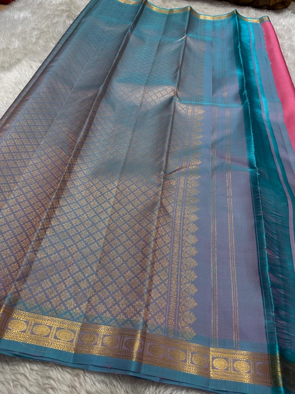 Varnam – Pastel Pink Kanchipuram Silk Saree with Sky Blue Rudraksha Border & Grid Zari Pallu | Baby Kamalam Buttas | Pure Handloom Elegance