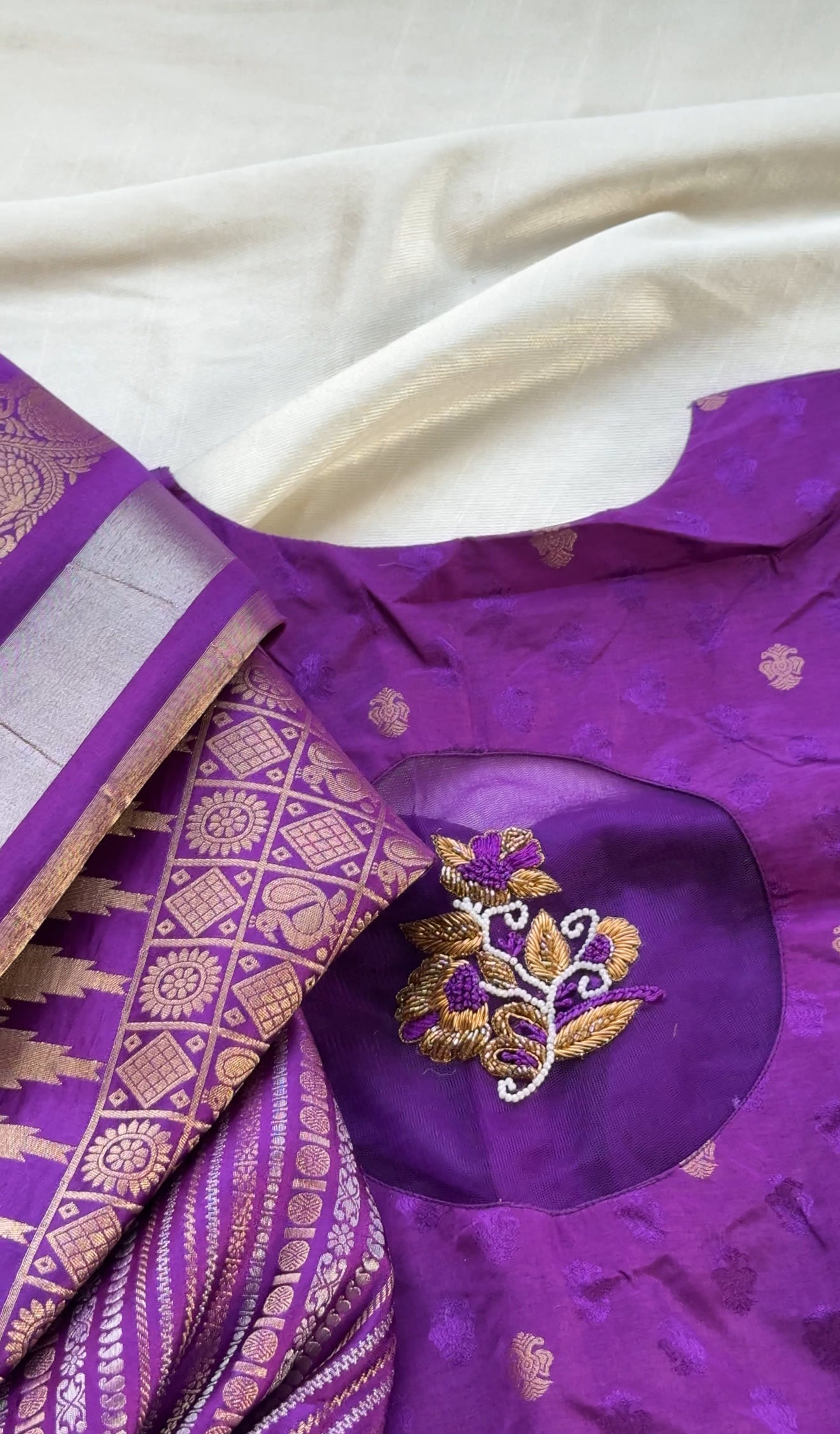 Mashru Banarasi Panel Weave Saree with hsnd Embroidered Blouse ✨
Featuring Gandaberunda, Paisley & Peacock Motifs in Lustrous Mashru Silk
Free shipping within USA ready to ship