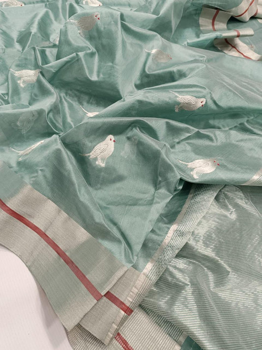 Chidiyaa 🌼✨
Pure Silk Chanderi Handloom Aqua Saree
Ice Blue Mina & Intricate Zari Buttas All Over
Contrasting Selvedge with Luxurious Zari Pallu
Fall & Pico Done | Blouse Attached | Stitching Available