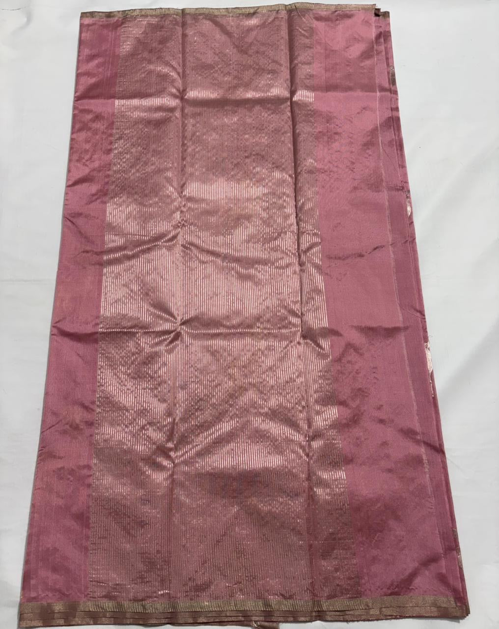 Pure Silk Chanderi – Mauve Tea Rose Pink with Silver Tissue Pallu
Mauve-rose silk with gold & silver stag buttas and sleek silver border ✨
Silk Mark Certified • Free Shipping within USA • Ships in Two Weeks